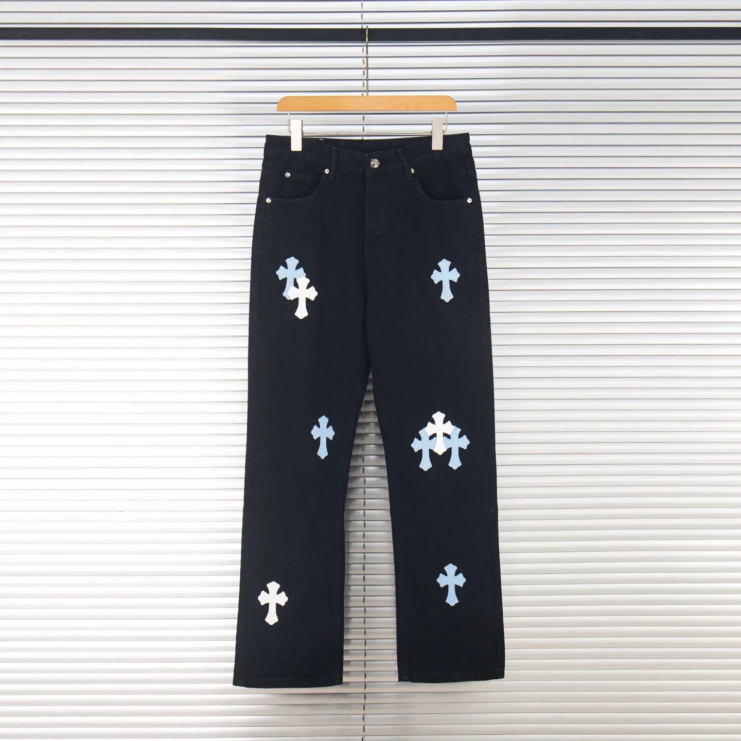 P260 Chrome Hearts Black Pants, Sanskrit Blue and White Multi-Leather Jeans. CH jeans need to be washed and then disassembled and hand-stitched with sheepskin cross leather and then spliced ​​together. The whole piece has too many craftsmanship to explain. The patchwork is decorated with cross patterns and the high-waisted washed jeans! ! Absolutely high-end luxury products, god-level single products and super popular products, made with top heavy industry, a must-see magic weapon. Customized hardware. The fabric is thick and soft after washing. It has good breathability. Customized small leather label. Unique design. The details are simple and elegant, and the workmanship is exquisite. The entire trousers are neatly routed and the details are in place! It’s so cool that both men and women can easily control the genderless trend! Style number: 1801# Color: black Size: 28 30 32 34